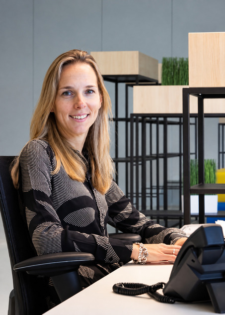 Medewerker Planning & Service van Nijmeijer Koelt aan het werk op kantoor.