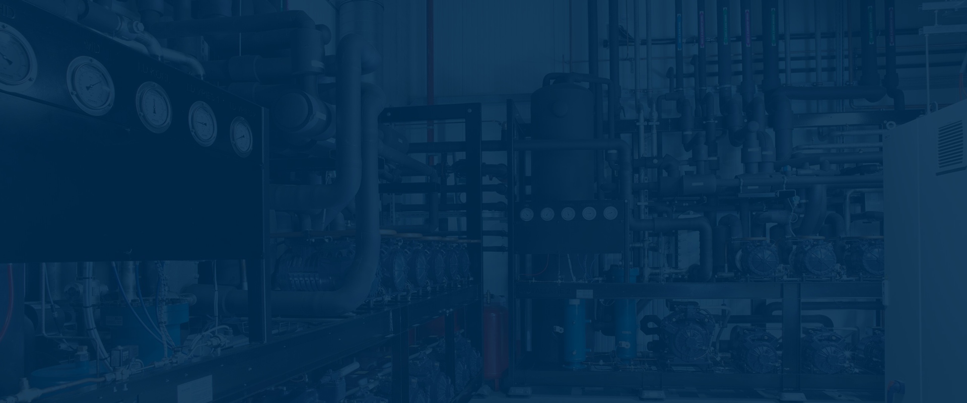 Nijmeijer koeltechniek, volledig op maat voor uw bedrijf Een volledig koeltechniek systeem met een blauw doorschijnende voorgrond